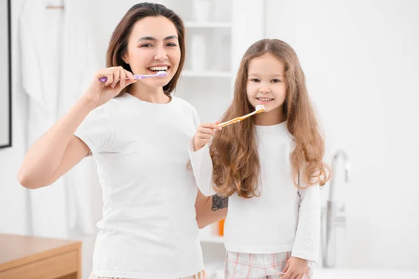 Klein Meisje Met Haar Moeder Poetsen Tanden Badkamer — Stockfoto