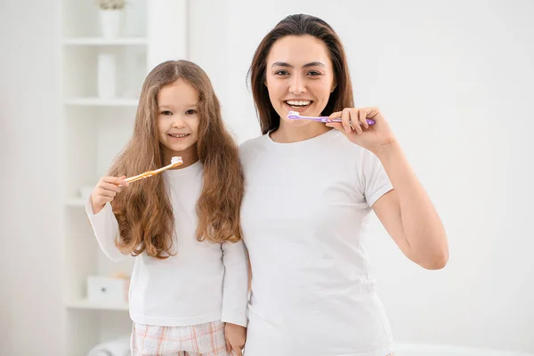 Klein Meisje Met Haar Moeder Poetsen Tanden Badkamer — Stockfoto