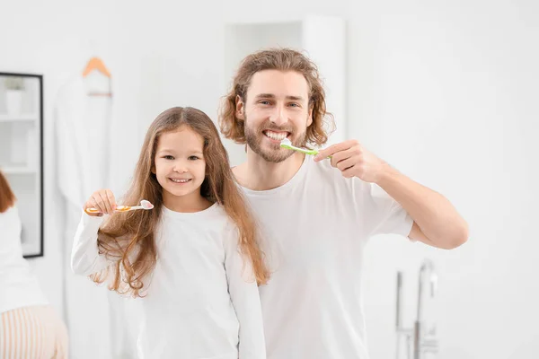 小女孩和她的父亲在浴室里刷牙 — 图库照片