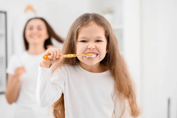 Zabawna Dziewczynka Myjąca Zęby Łazience Zbliżenie — Zdjęcie stockowe