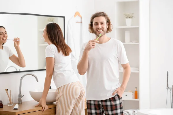 Junger Mann Mit Seiner Frau Beim Zähneputzen Badezimmer — Stockfoto