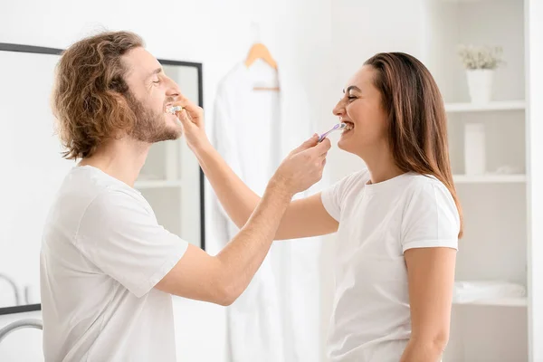 面白い若いカップルブラッシング歯でバスルーム — ストック写真