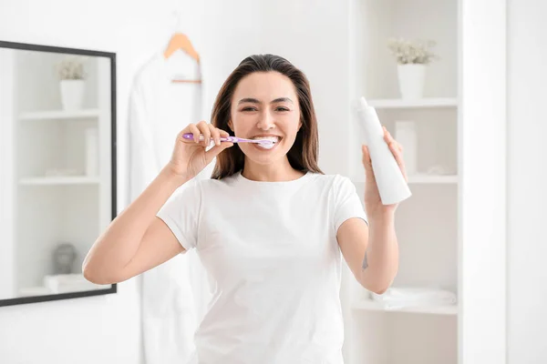 Ung Kvinna Med Pasta Borsta Tänderna Badrummet — Stockfoto