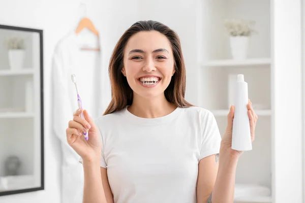 Banyosunda Diş Fırçası Yapıştırıcısı Olan Güzel Genç Bir Kadın — Stok fotoğraf