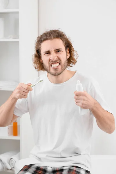 Emotionele Jongeman Met Tandenborstel Plakken Badkamer — Stockfoto