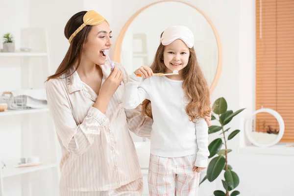 Kleines Mädchen Und Ihre Mutter Mit Schlafmasken Beim Zähneputzen Badezimmer — Stockfoto