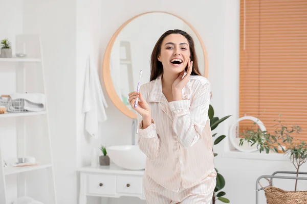 Jovem Feliz Com Escova Dentes Banheiro — Fotografia de Stock