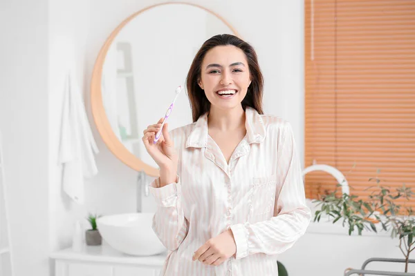 Joyeux Jeune Femme Avec Brosse Dents Dans Salle Bain — Photo