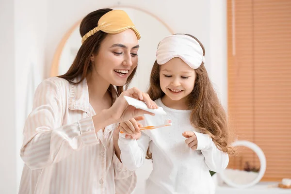 Mutter Trägt Badezimmer Zahnpasta Auf Bürste Ihrer Kleinen Tochter Auf — Stockfoto