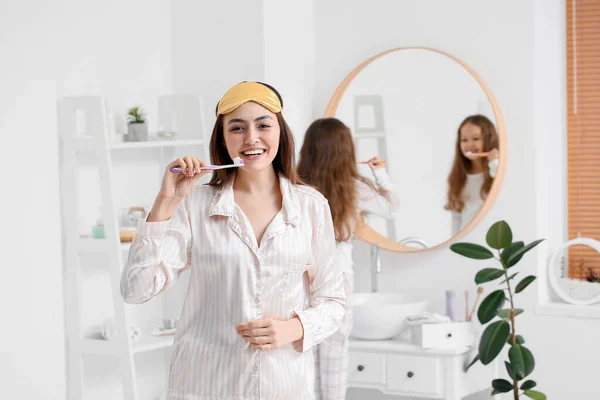 Junge Frau Mit Schlafmaske Beim Zähneputzen Badezimmer — Stockfoto