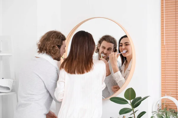 Young Couple Brushing Teeth Mirror Bathroom — Stock Photo, Image