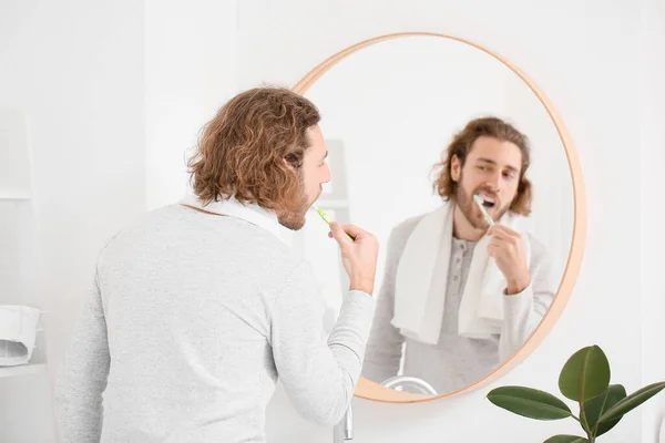 Schöner Junger Mann Beim Zähneputzen Der Nähe Von Spiegel Badezimmer — Stockfoto