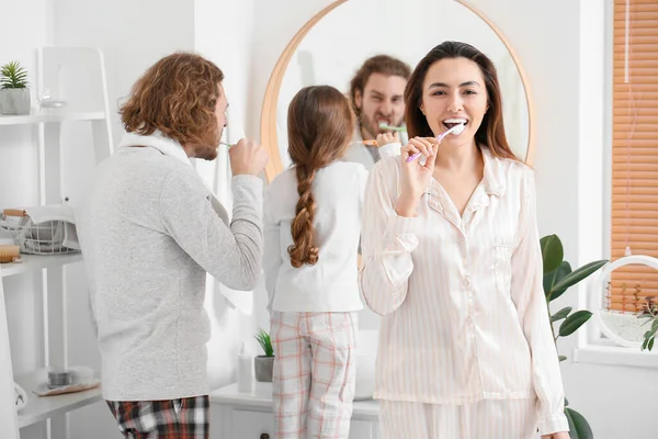 Junge Frau Mit Mann Und Kleiner Tochter Beim Zähneputzen Badezimmer — Stockfoto