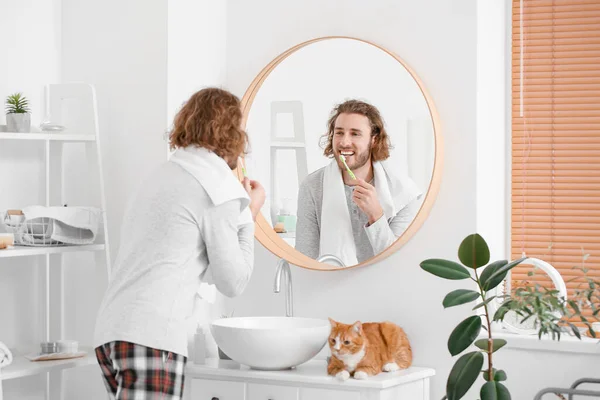 Junger Mann Mit Katze Beim Zähneputzen Badezimmer — Stockfoto