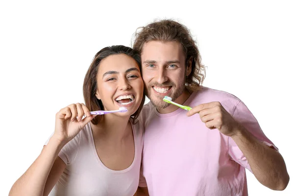 Beyaz Arka Planda Dişlerini Fırçalayan Mutlu Genç Çift — Stok fotoğraf