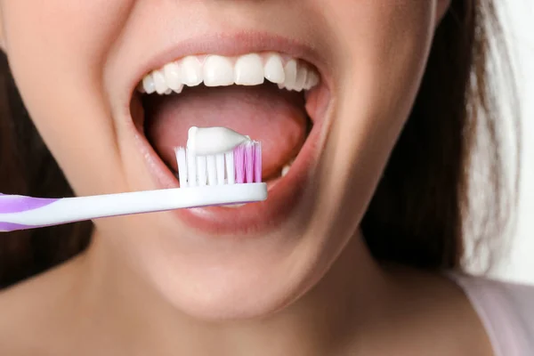 Junge Frau Und Zahnbürste Mit Paste Auf Weißem Hintergrund Nahaufnahme — Stockfoto