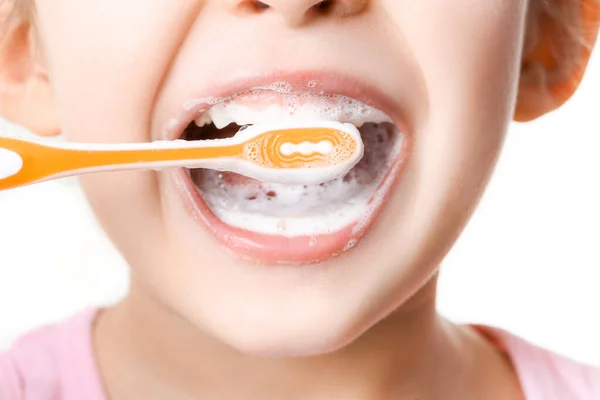 Gadis Kecil Yang Manis Menyikat Gigi Pada Latar Belakang Putih — Stok Foto
