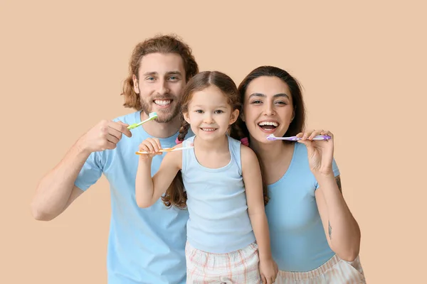 Liten Flicka Med Sina Föräldrar Borsta Tänderna Beige Bakgrund — Stockfoto