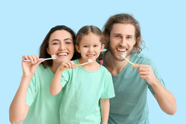 Klein Meisje Met Haar Ouders Poetsen Tanden Blauwe Achtergrond — Stockfoto