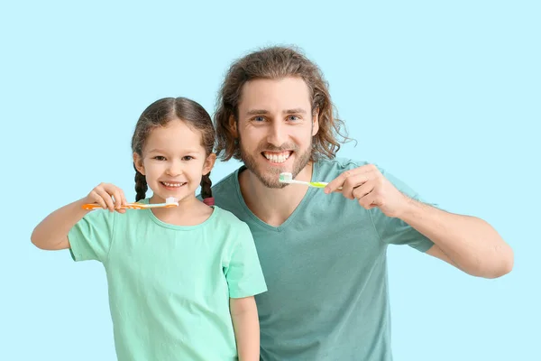 Liten Flicka Med Sin Far Borsta Tänderna Blå Bakgrund — Stockfoto