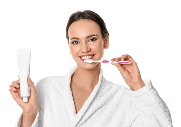 Mulher Bonita Com Dentes Escovação Pasta Fundo Branco — Fotografia de Stock