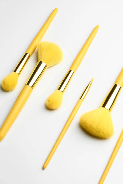 Conjunto Pincéis Maquiagem Amarela Fundo Branco — Fotografia de Stock