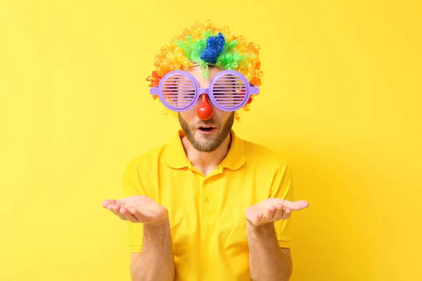 Jovem Engraçado Disfarçado Fundo Amarelo Celebração Dia Dos Tolos Abril — Fotografia de Stock