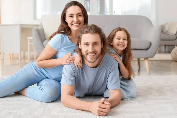 Família Jovem Tapete Macio Casa — Fotografia de Stock