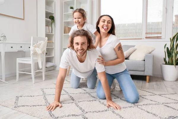 Szczęśliwa Młoda Rodzina Dywanie Domu — Zdjęcie stockowe