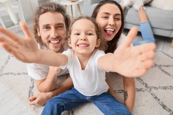 Ευτυχισμένη Νεαρή Οικογένεια Που Βγάζει Selfie Στο Σπίτι — Φωτογραφία Αρχείου