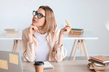 Kütüphanede okuyan kız öğrenci