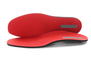 Beyaz arkaplanda kırmızı ortopedik tabanlar izole edildi