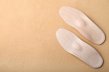 Renkli arkaplanda bir çift deri ortopedik taban.