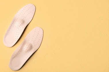 Renkli arkaplanda bir çift deri ortopedik taban.