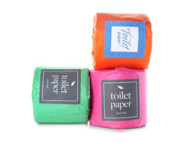 Tuvalet kağıdı beyaz arkaplanda yuvarlanır