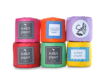 Tuvalet kağıdı beyaz arkaplanda yuvarlanır