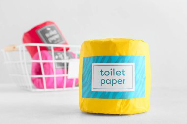 Beyaz arka plan üzerinde rulo tuvalet kağıdı