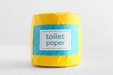 Beyaz arka plan üzerinde rulo tuvalet kağıdı