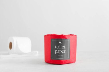 Işık arka planında tuvalet kağıdı rulosu