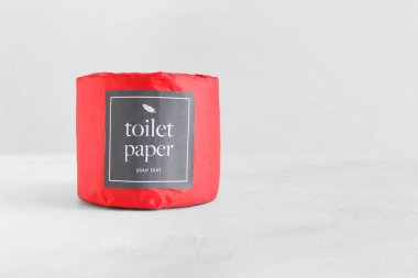 Işık arka planında tuvalet kağıdı rulosu