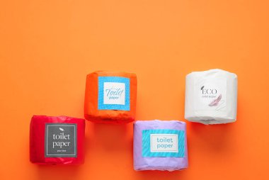 Turuncu arka planda tuvalet kağıdı ruloları