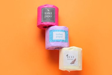 Turuncu arka planda tuvalet kağıdı ruloları