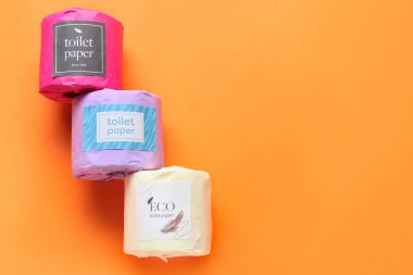 Turuncu arka planda tuvalet kağıdı ruloları