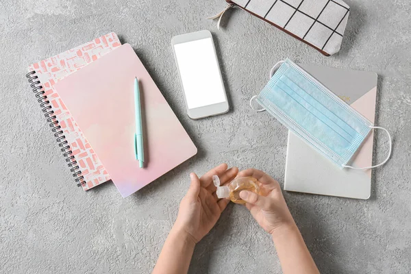 Işık arkaplanı üzerine dezenfektan süren çocuk