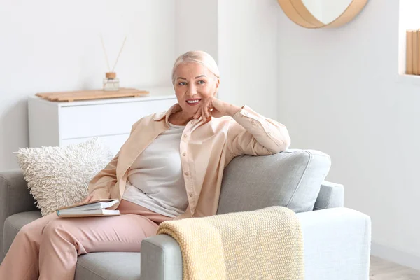 Mature Woman Book Sitting Sofa — Stock Photo, Image