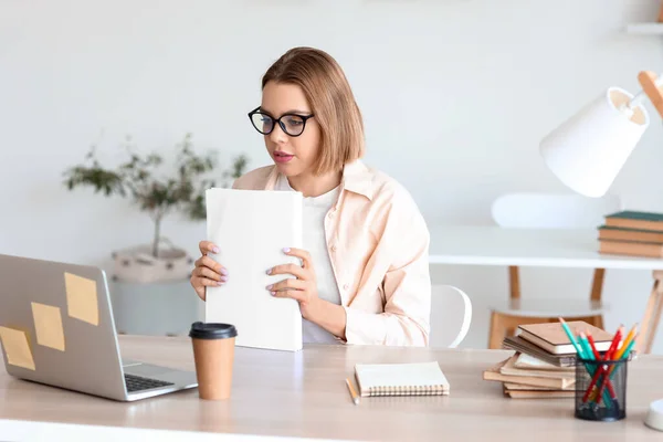 Estudiante Femenina Estudiando Biblioteca — Foto de Stock