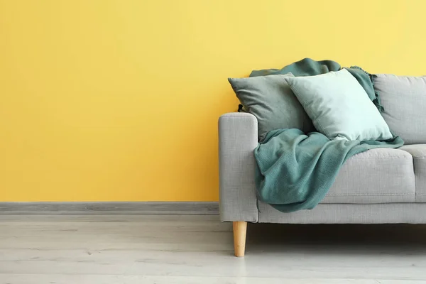 Sofá Elegante Cerca Pared Amarilla —  Fotos de Stock