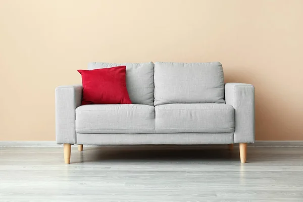 Stylowa Sofa Przy Beżowej Ścianie — Zdjęcie stockowe