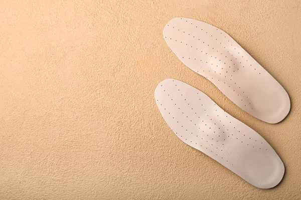 Renkli arkaplanda bir çift deri ortopedik taban.