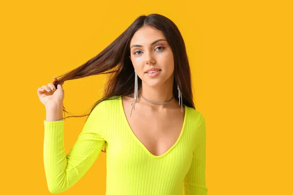 Jonge Vrouw Met Creatieve Make Aanraken Van Haar Gele Achtergrond — Stockfoto